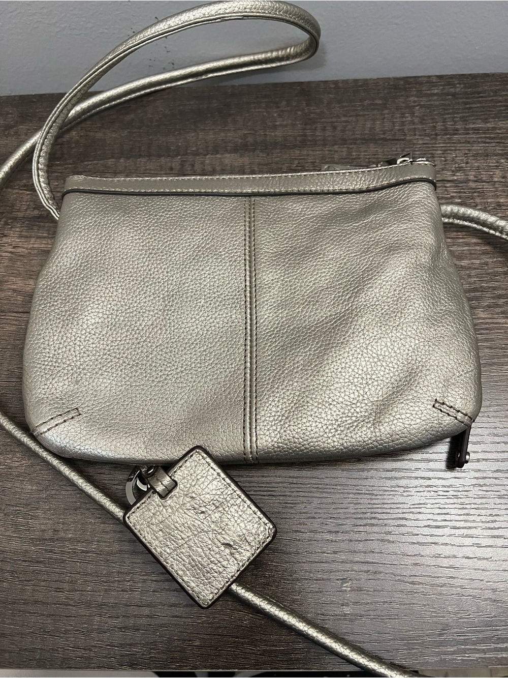 Tignanello Metallic Silver Pebbled Leather Crossbody with Keyring EUC - Picture 4 of 12